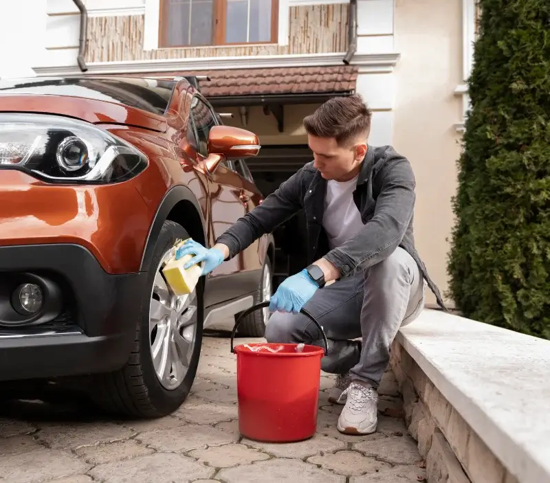 Lavage auto à domicile La Chapelle-Viel : professionnel intervenant sur un véhicule